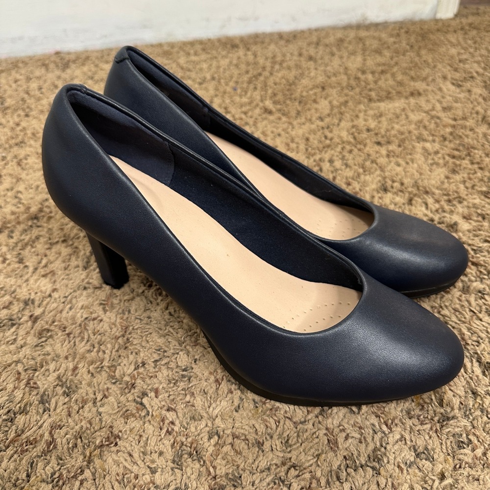 Clarks Collection Navy Blue Round Toe Pumps Ultimate Comfort Heels 3.5 Inch - Picture 2 of 8